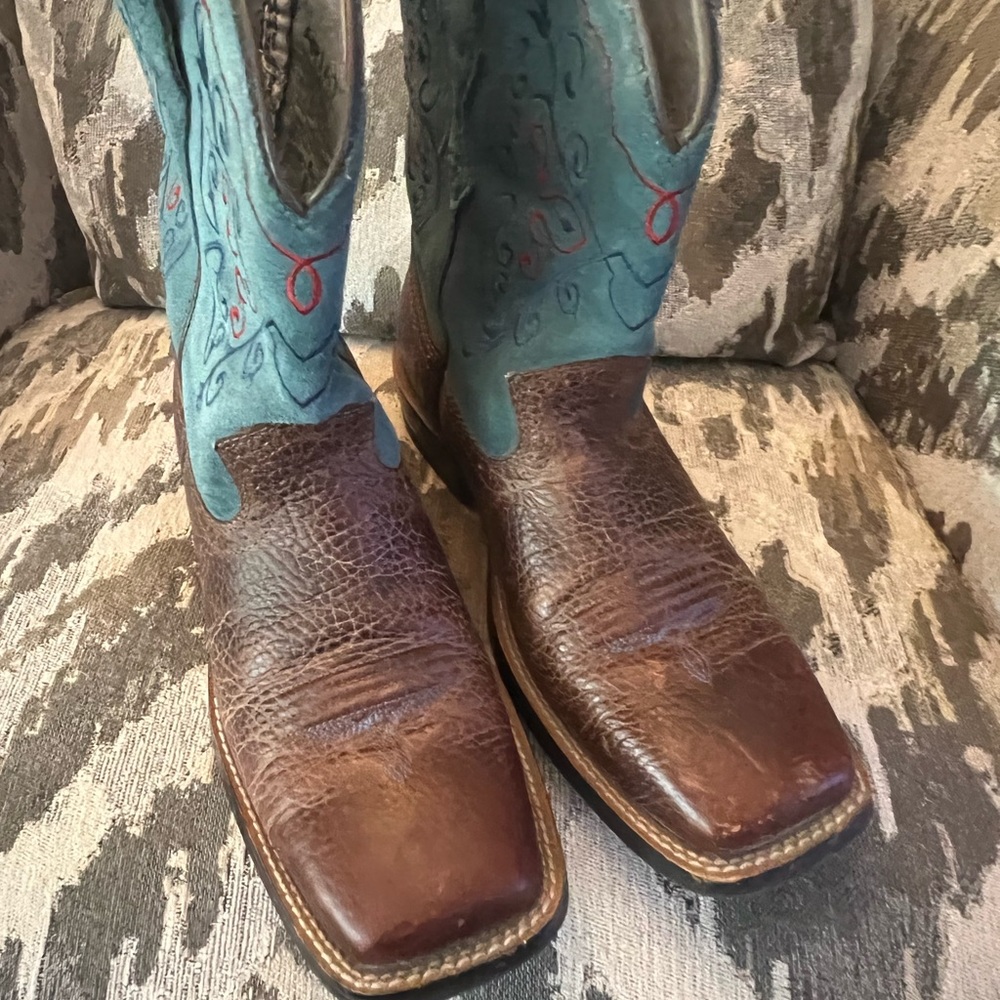 Ladies size 8.5 Ariat boots
